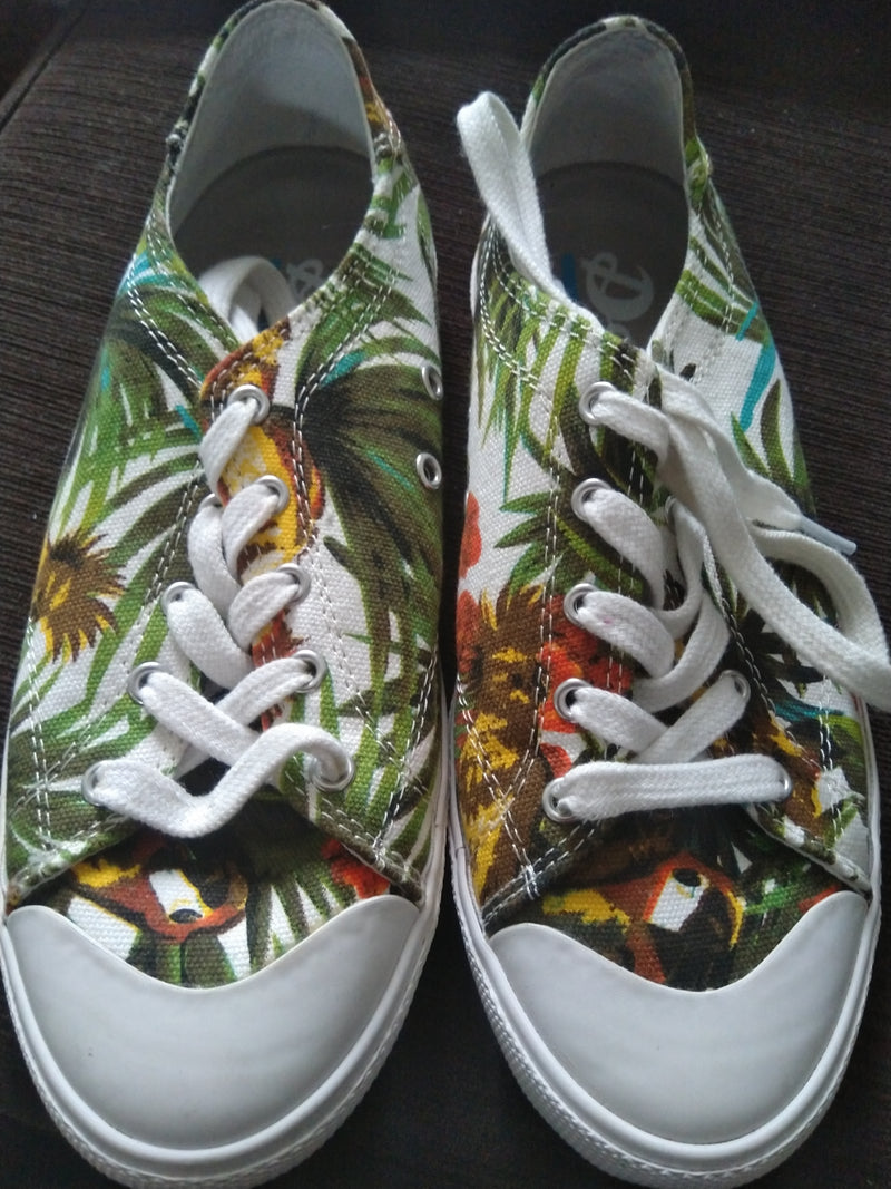 Parrots, sz 37EU