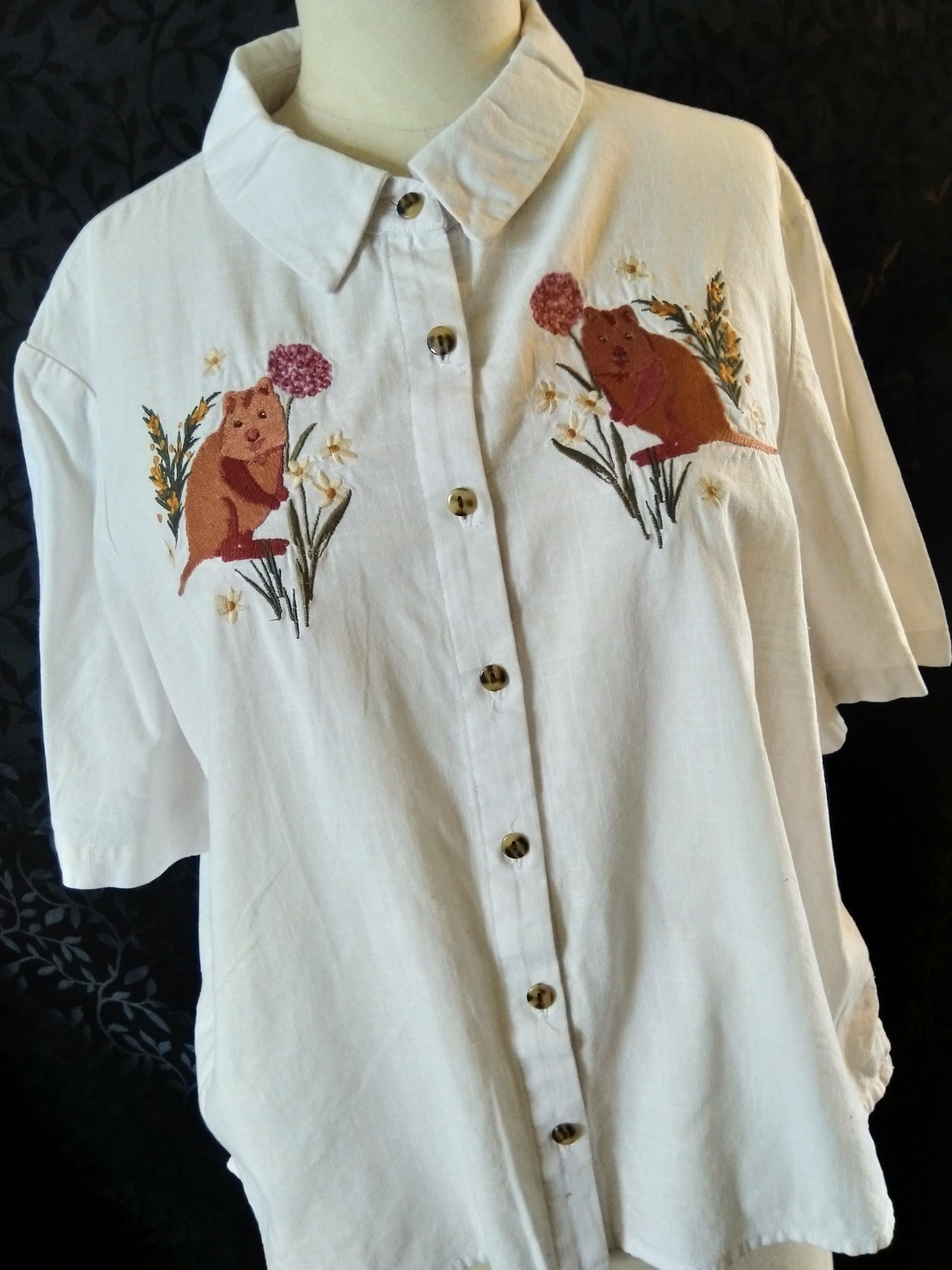 What in the Australian animal shirt is this? Sz 14